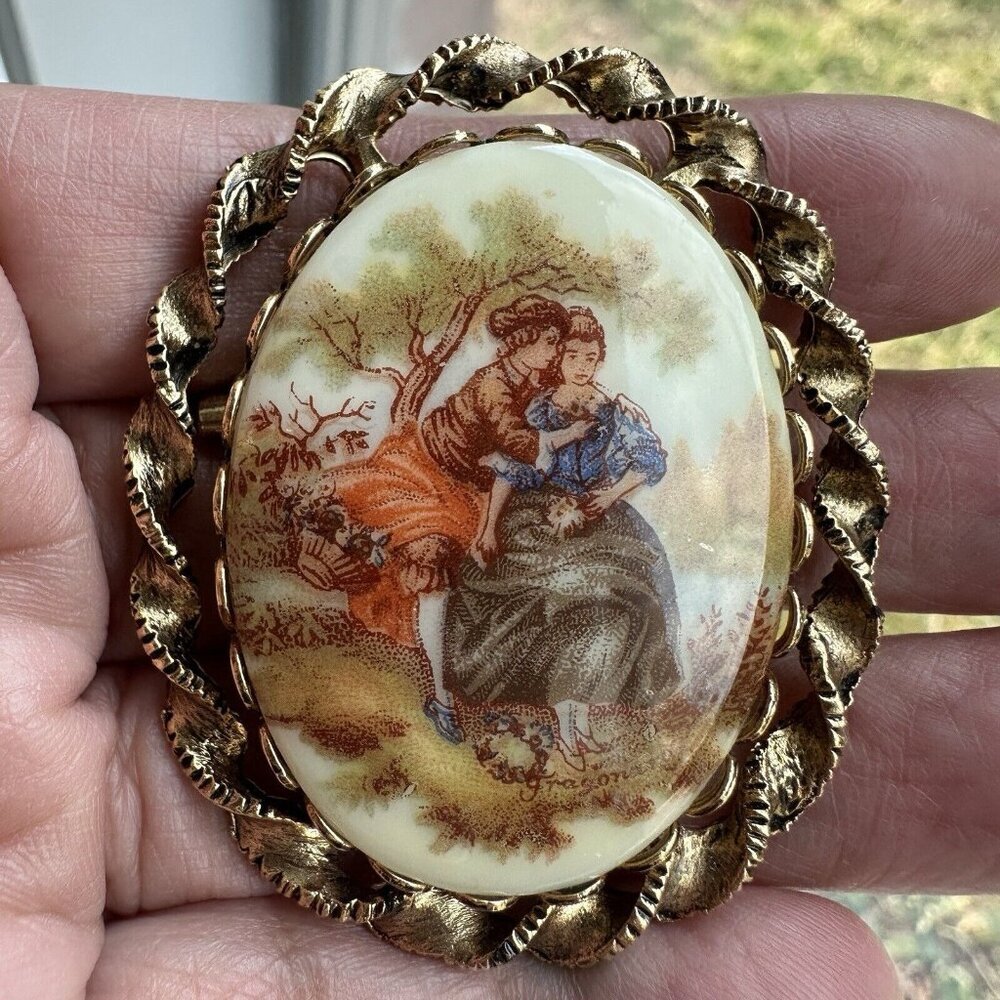 Vintage Brooch Pin Pendant 2 Inch Courting Couple Porcelain Gold‎ Twist Frame
